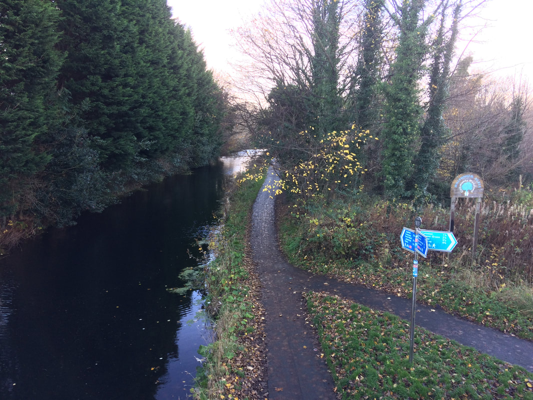 Union Canal path with the turn-off for Colinton Dell