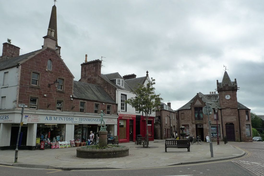 Kirriemuir's town centre with the Peter Pan statue