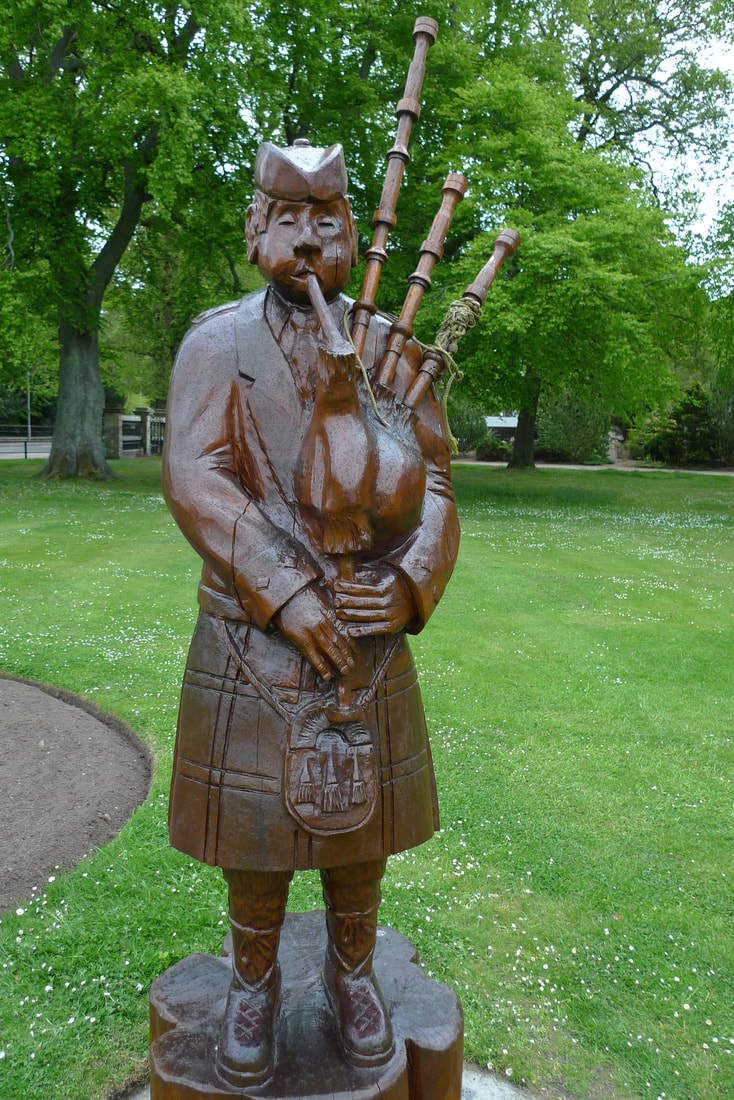 Piper statue in Grant Park, Forres