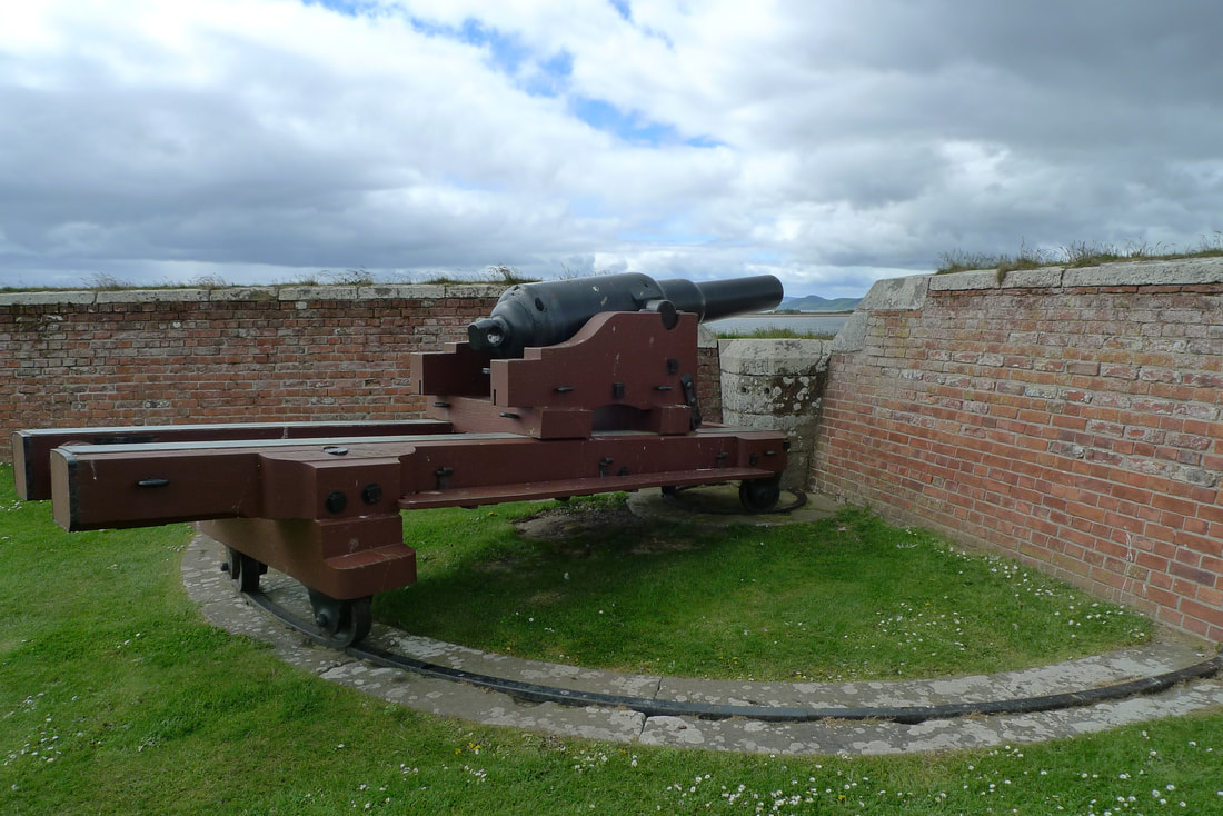 Canon on a turntable at Fort George