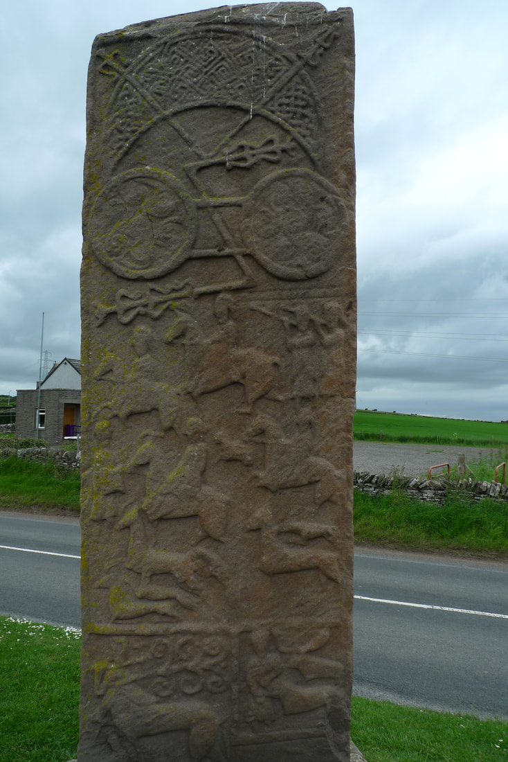 Batu berdiri Aberlemno dengan adegan berburu, menggambarkan sosok di atas punggung kuda