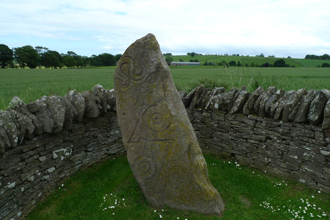 Batu Aberlemno diukir dengan simbol Pictish, ular dan cakram ganda dan batang-z