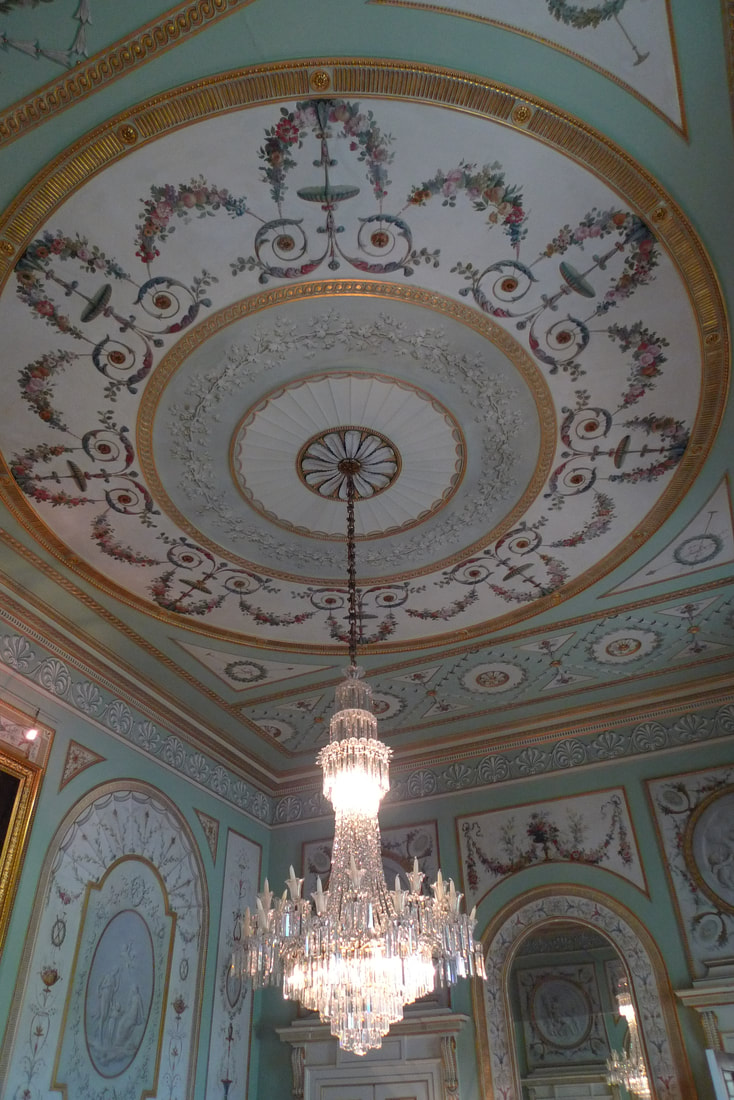 Ceiling of the dining room in Inveraray Castle. There's a chandelier and many beautiful patterns on the ceiling